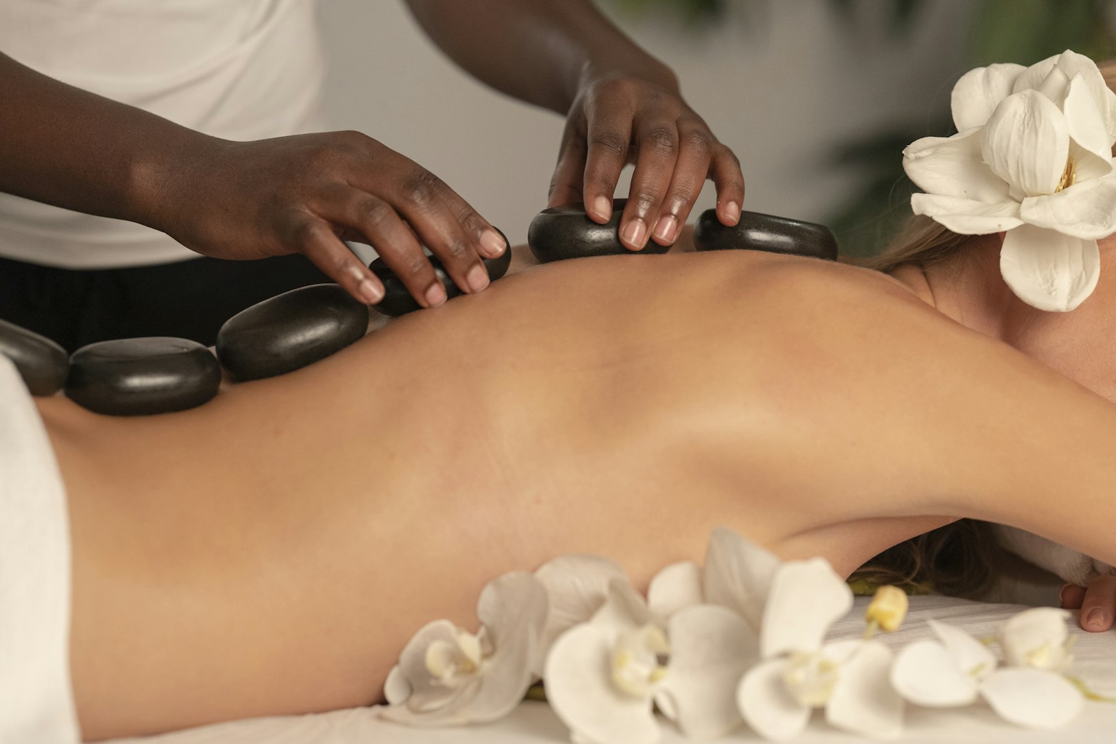 Masaje profesional con piedras calientes